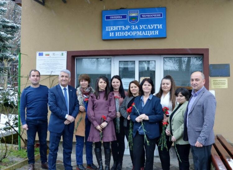 Кметът на Община Черноочене посрещна днес дамите с цветя