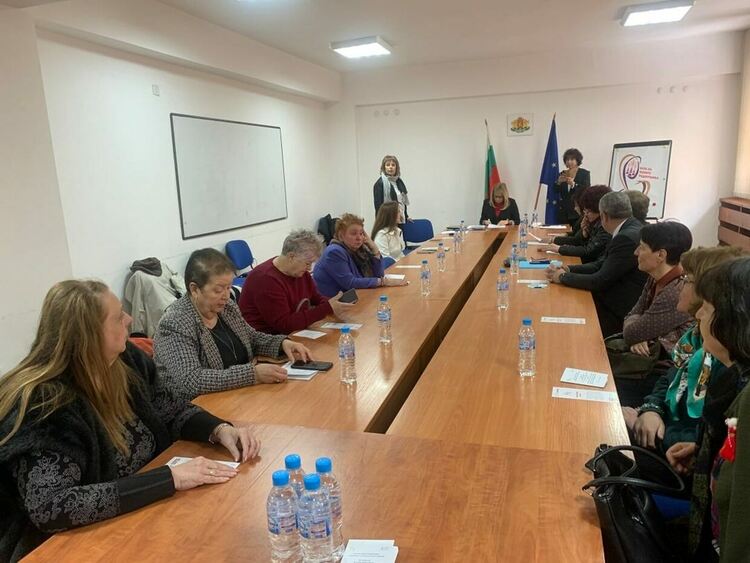 Вицепрезидентът Йотова предложи на клуб "Родопчанка " да създадат група  в подкрепа на мира в Украйна