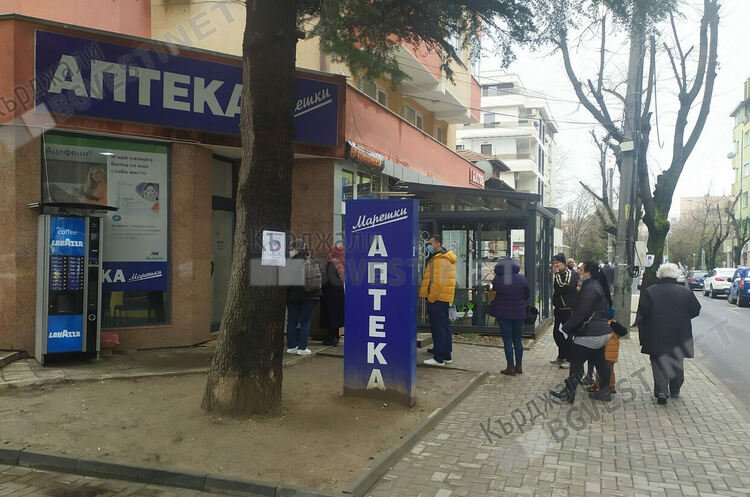 Опашки пред аптеки в Кърджали в очакване на поскъпване на лекарствата