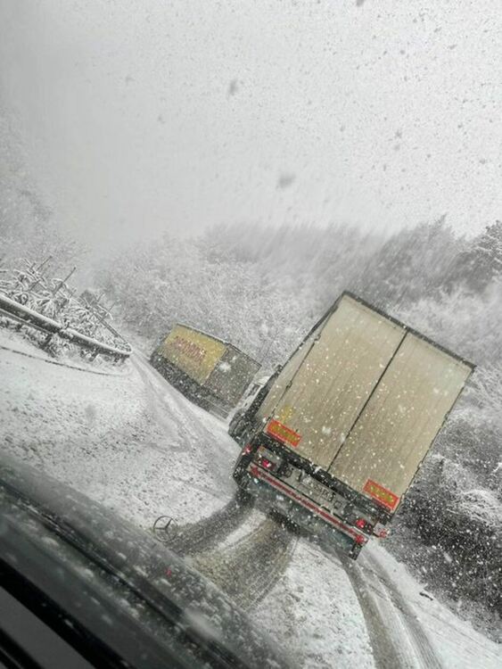 Жители на "Езерово" към еТВ: " Елате да видите улиците ни...бутаме коли да се приберем по домовете си"