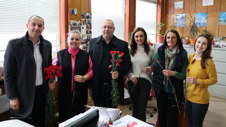 Кметът на Ардино инж. Изет Шабан с жест на внимание към дамите за празника Осми март