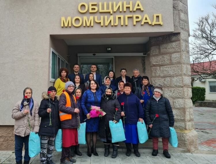 Цветя и подаръци за дамите от Община Момчилград