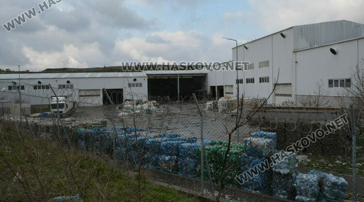 Мъж на около 35 години падна в машина за балиране в депото край Гарваново