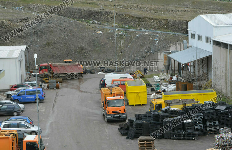 Мъж на около 35 години падна в машина за балиране в депото край Гарваново