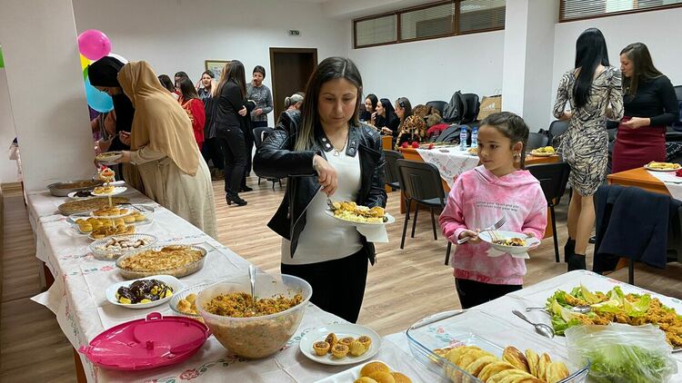 Дамите от читалище “Юмер Лютфи” отбелязаха Деня на жената с кулинарна изложба