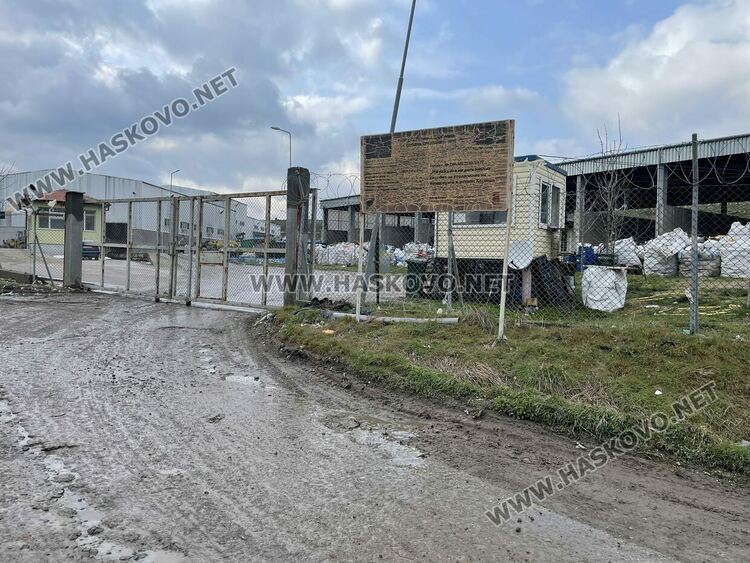 Мъж на около 35 години падна в машина за балиране в депото край Гарваново