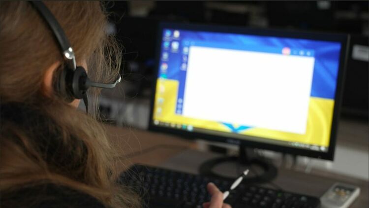 "Извинете, че ви безпокоя". Руснаци звънят на украинска гореща линия да търсят свои близки