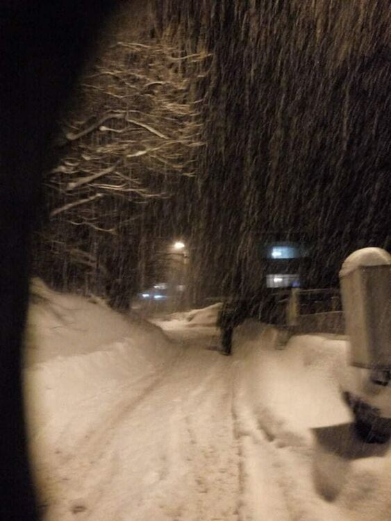 Жители на "Езерово" към еТВ: " Елате да видите улиците ни...бутаме коли да се приберем по домовете си"