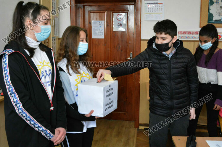 Учениците от СУ “Паисий Хилендарски“ с подадена ръка към бежанците от Украйна и благотворителна акция