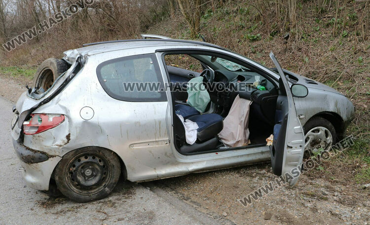 Мъж и жена пострадаха при катастрофа с Пежо