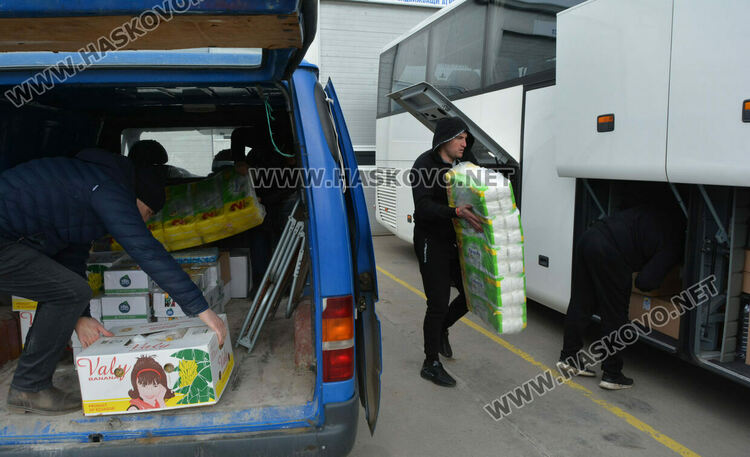 Автобус с помощи тръгна за Украйна, осигуряват и транспорт за бежанци
