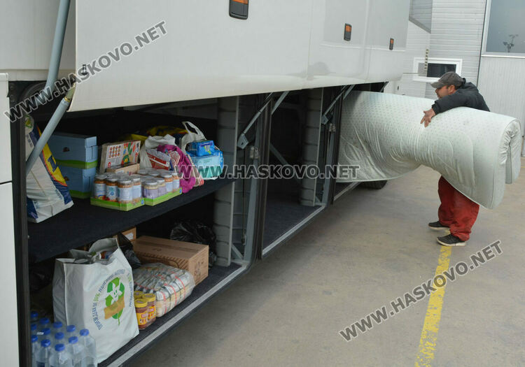 Автобус с помощи тръгна за Украйна, осигуряват и транспорт за бежанци