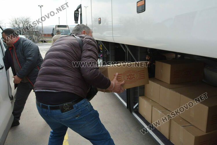 Автобус с помощи тръгна за Украйна, осигуряват и транспорт за бежанци