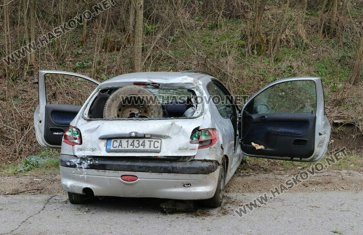 Мъж и жена пострадаха при катастрофа с Пежо