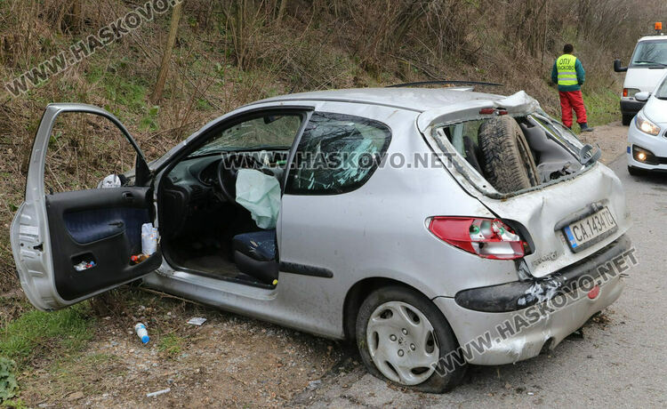 Мъж и жена пострадаха при катастрофа с Пежо