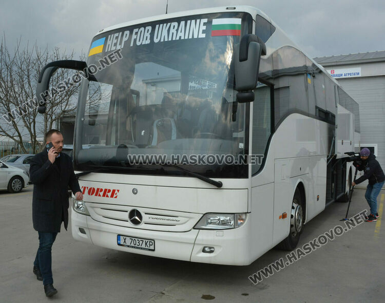 Автобус с помощи тръгна за Украйна, осигуряват и транспорт за бежанци