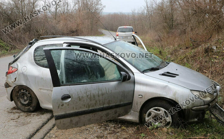 Мъж и жена пострадаха при катастрофа с Пежо