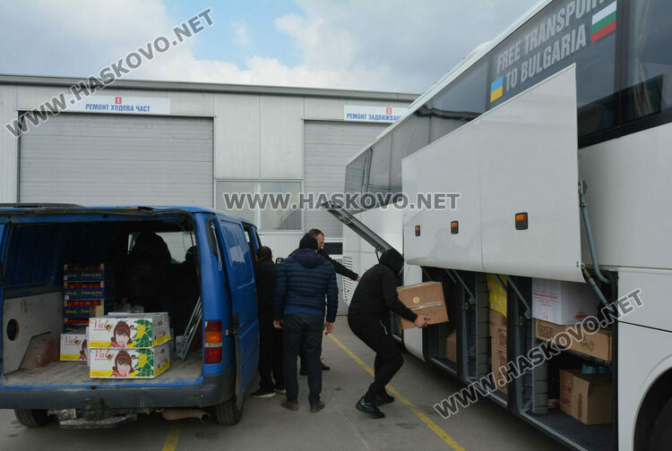 Автобус с помощи тръгна за Украйна, осигуряват и транспорт за бежанци