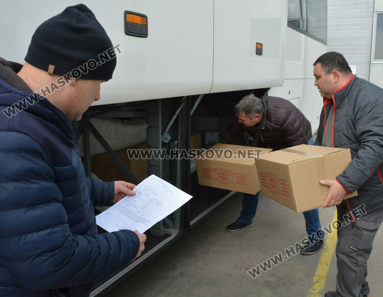 Автобус с помощи тръгна за Украйна, осигуряват и транспорт за бежанци
