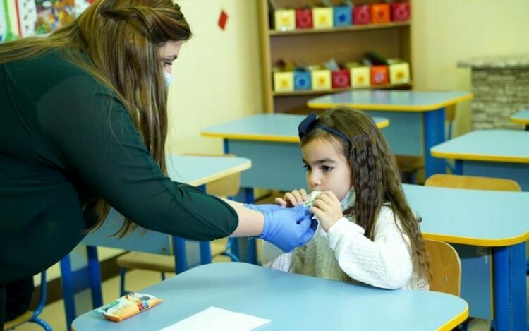 В 60 общини от 13 области учениците учат присъствено без тестване