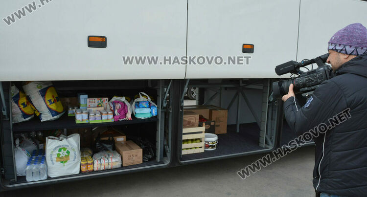 Автобус с помощи тръгна за Украйна, осигуряват и транспорт за бежанци