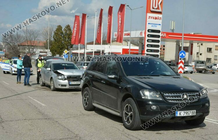 Ауди се заби в джип Мерцедес на Кърджалийска