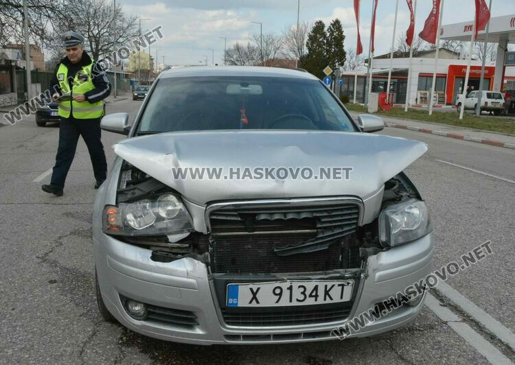 Ауди се заби в джип Мерцедес на Кърджалийска