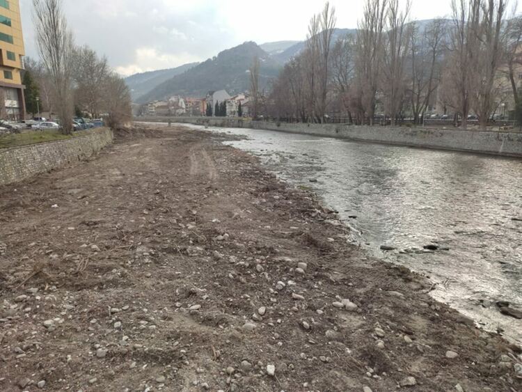 Почистват коритото на река Чая 