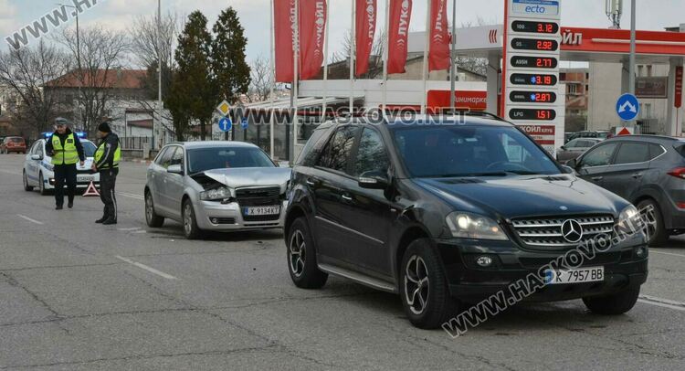 Ауди се заби в джип Мерцедес на Кърджалийска