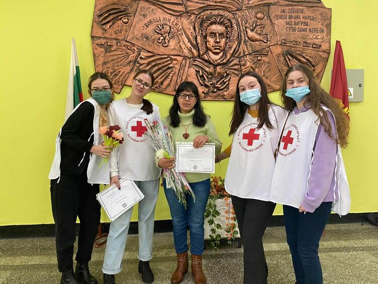 Доброволци от БЧК с изненади за своите преподаватели за 8 март