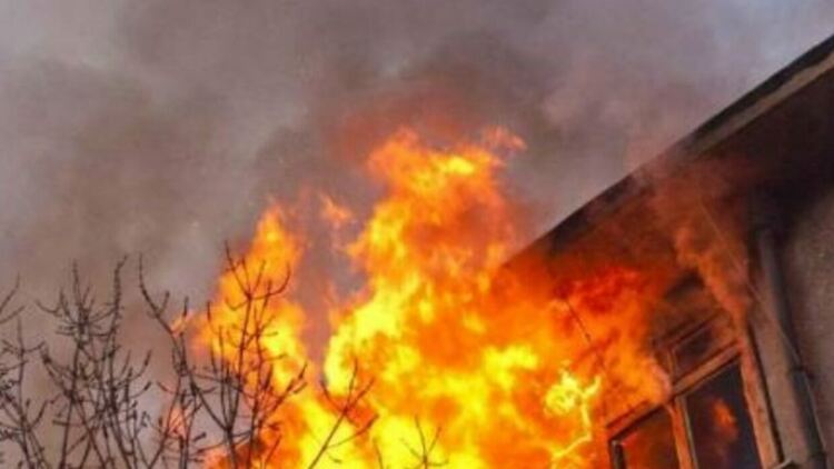 Три пожара гасиха за денонощие,запалиха се два комина на къщи и кола с газова бутилка