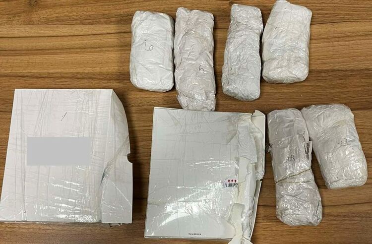 Откриха злато за 700 000 лева под седалка в микробус и по тялото на водача