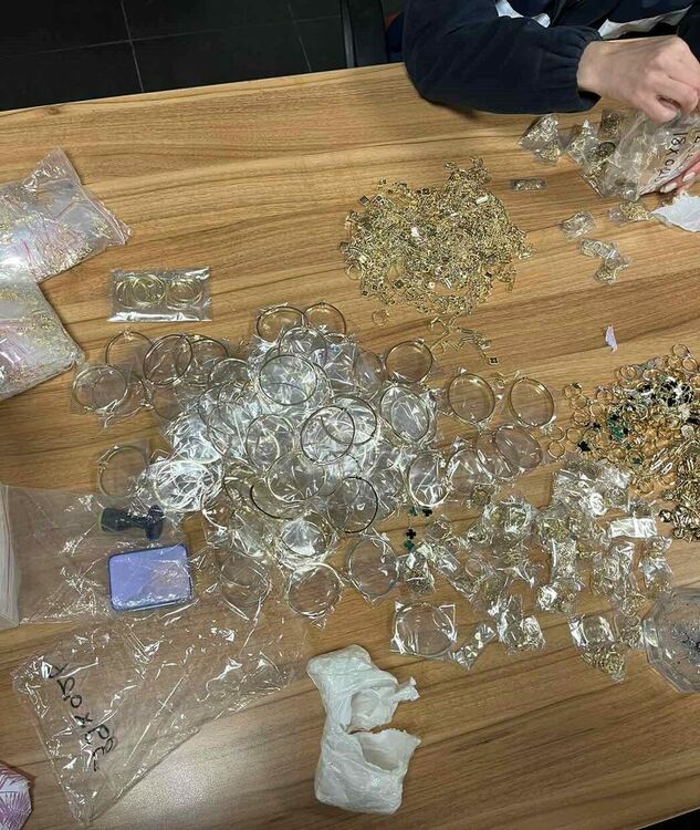 Откриха злато за 700 000 лева под седалка в микробус и по тялото на водача