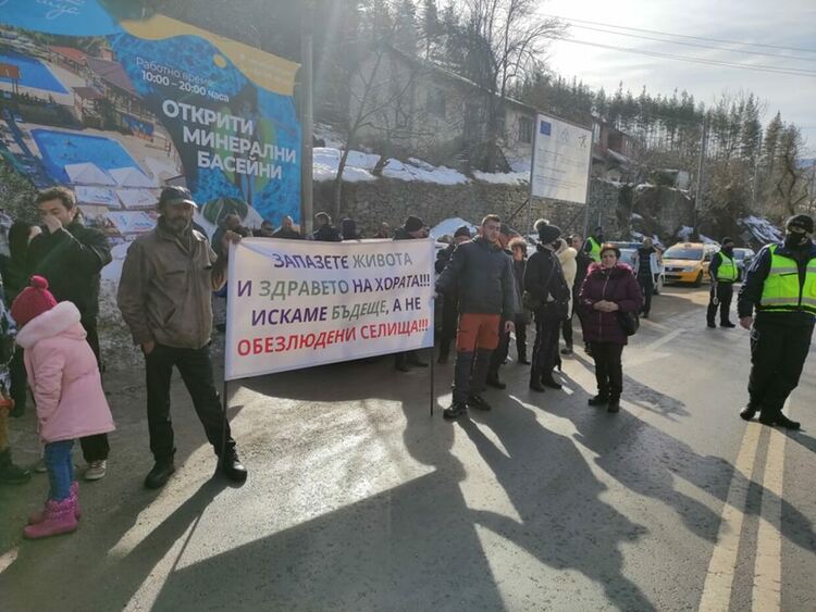 Триград излиза отново на протест! Въпреки обещанията трети месец селото е без път