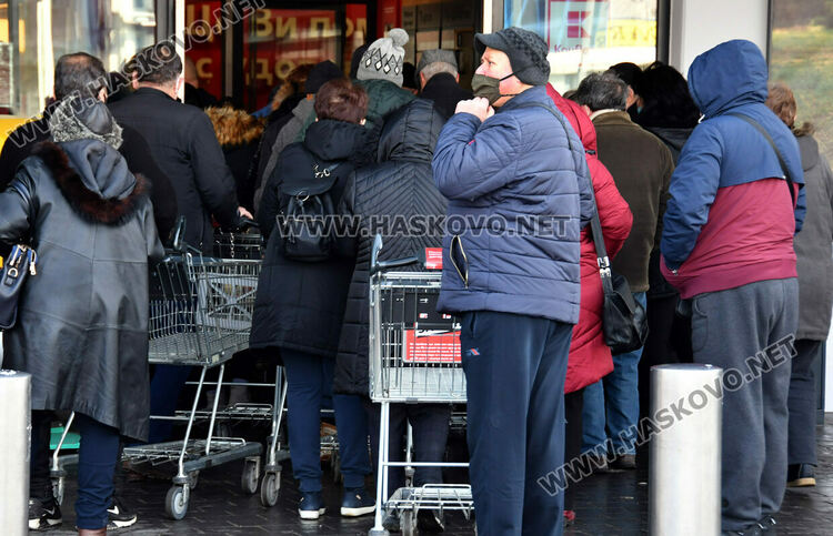 Олиото ми е злато, опашки за 3 лв. бутилка