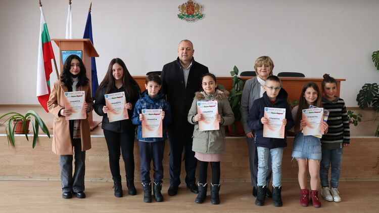 Кметът на Ардино награди победителите в конкурса за изработка на мартеници „Баба Марта вързала“