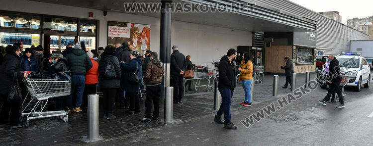 Олиото ми е злато, опашки за 3 лв. бутилка