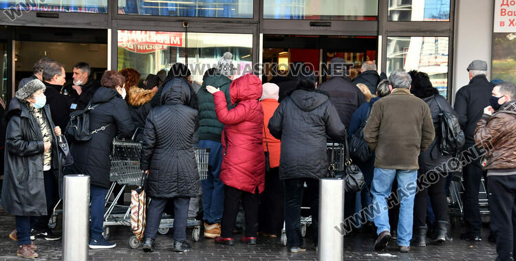 Олиото ми е злато, опашки за 3 лв. бутилка