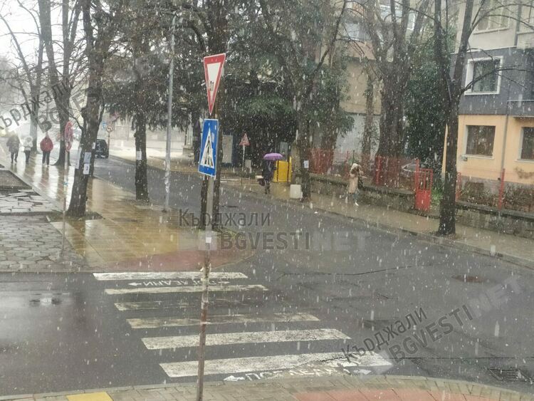 Променлива облачност, слаб снеговалеж в Кърджали днес