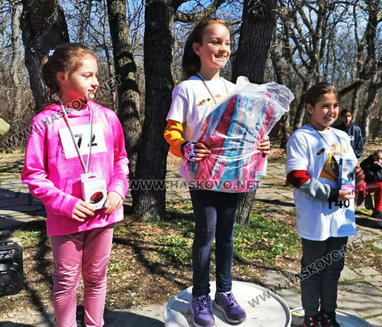 52 момичета и момчета бягаха в традиционния крос „Клокотница“