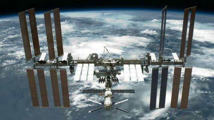 Русия заплаши че санкциите могат да доведат до падането на МК, а “американците ще излитат с метлите си”