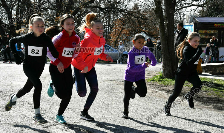 52 момичета и момчета бягаха в традиционния крос „Клокотница“