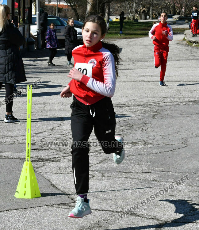 52 момичета и момчета бягаха в традиционния крос „Клокотница“