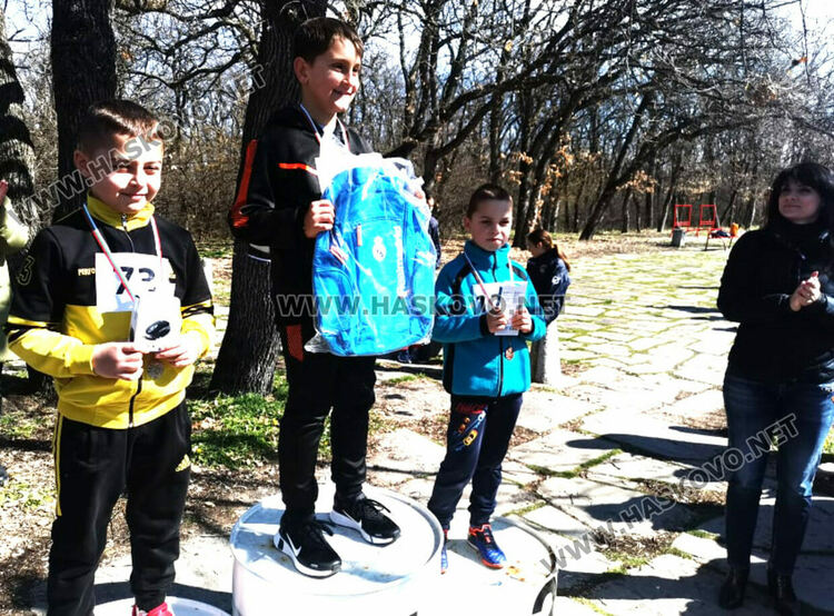 52 момичета и момчета бягаха в традиционния крос „Клокотница“