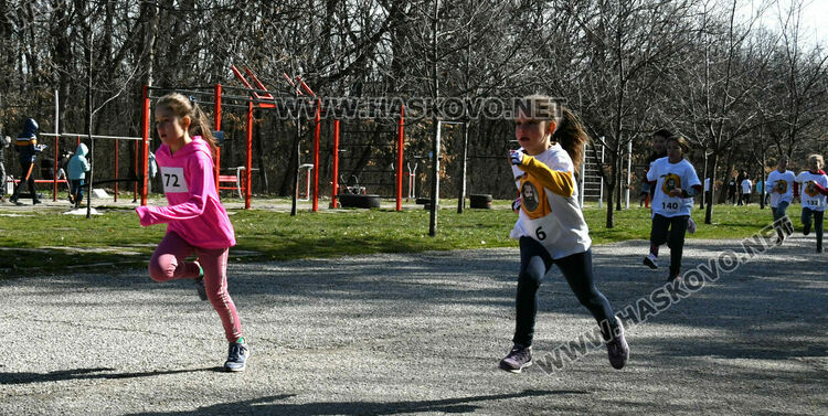 52 момичета и момчета бягаха в традиционния крос „Клокотница“