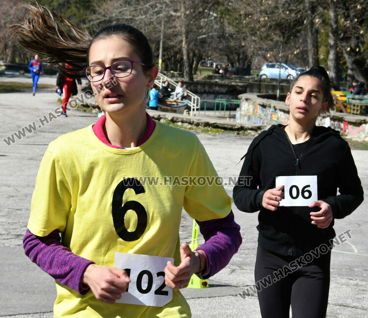 52 момичета и момчета бягаха в традиционния крос „Клокотница“