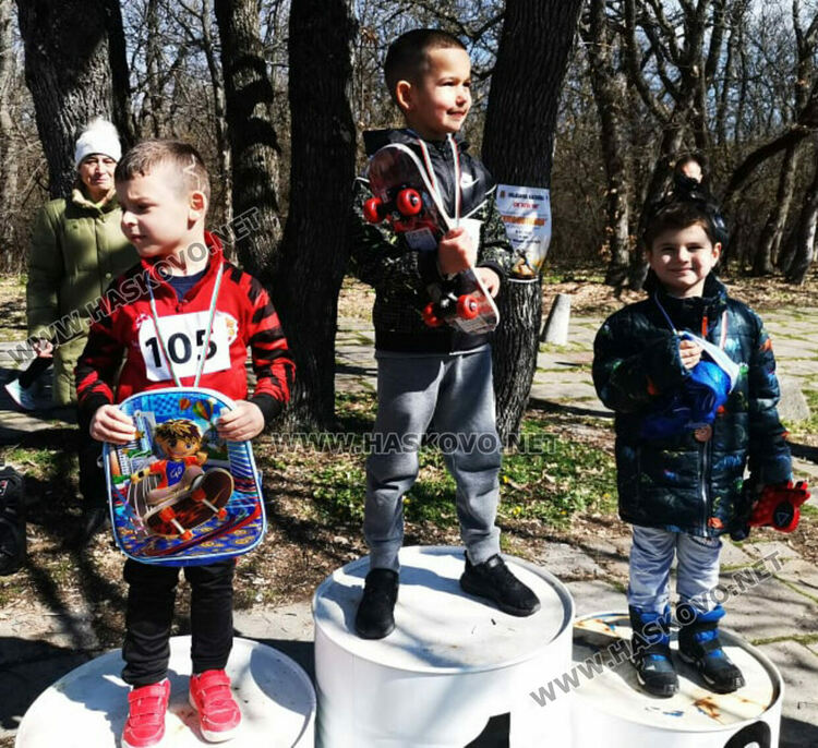 52 момичета и момчета бягаха в традиционния крос „Клокотница“