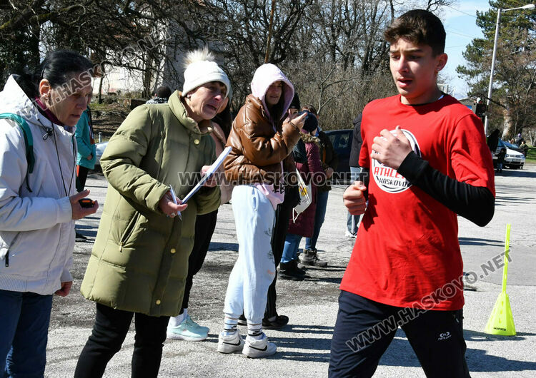 52 момичета и момчета бягаха в традиционния крос „Клокотница“