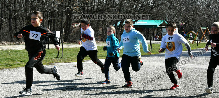 52 момичета и момчета бягаха в традиционния крос „Клокотница“