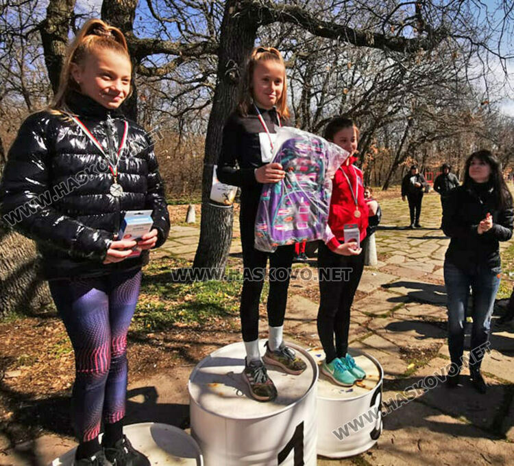 52 момичета и момчета бягаха в традиционния крос „Клокотница“